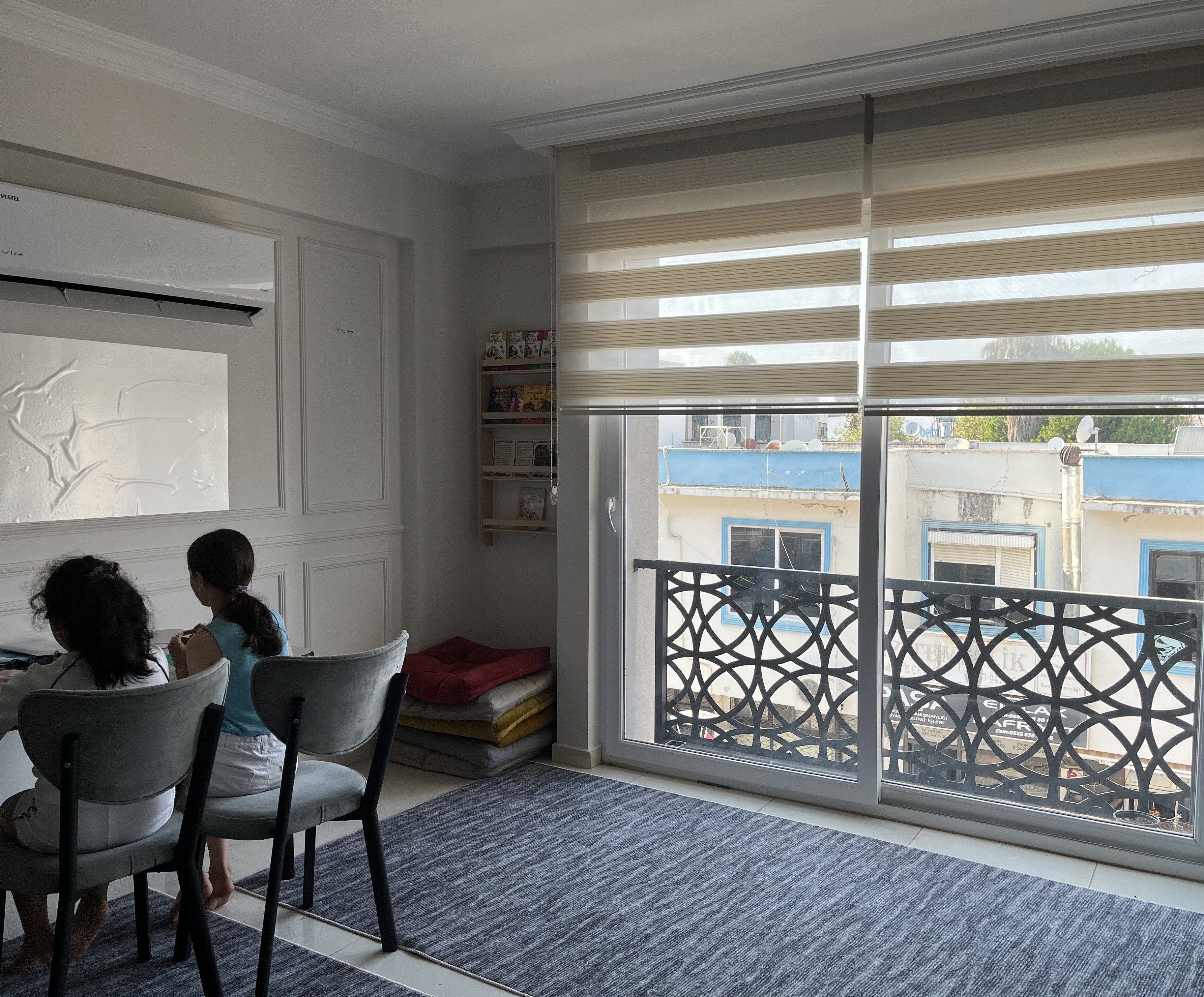 Gazipaşa Bilge Çocuklar'da öğrenci çalışma masası ve kitaplık